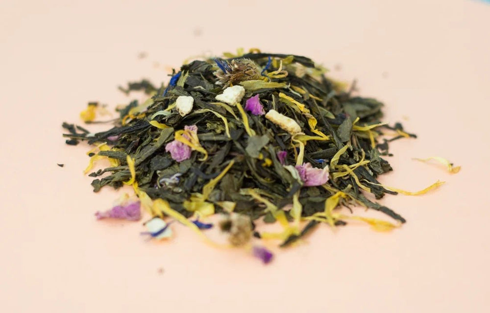 Sélection de feuilles et fleurs de thé vert en vrac